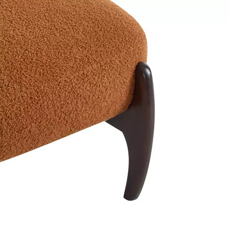 Poltrona d'accento rivestita in Bouclé – Struttura in legno di caucciù, design moderno e minimalista