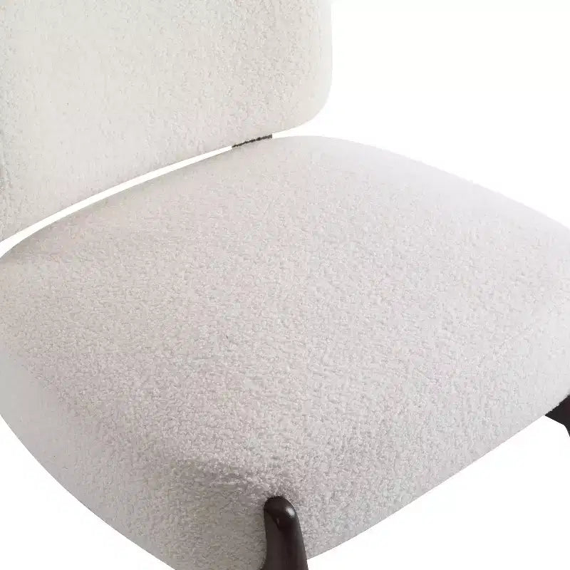 Poltrona d'accento rivestita in Bouclé – Struttura in legno di caucciù, design moderno e minimalista