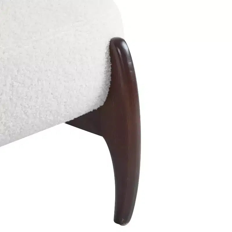 Poltrona d'accento rivestita in Bouclé – Struttura in legno di caucciù, design moderno e minimalista