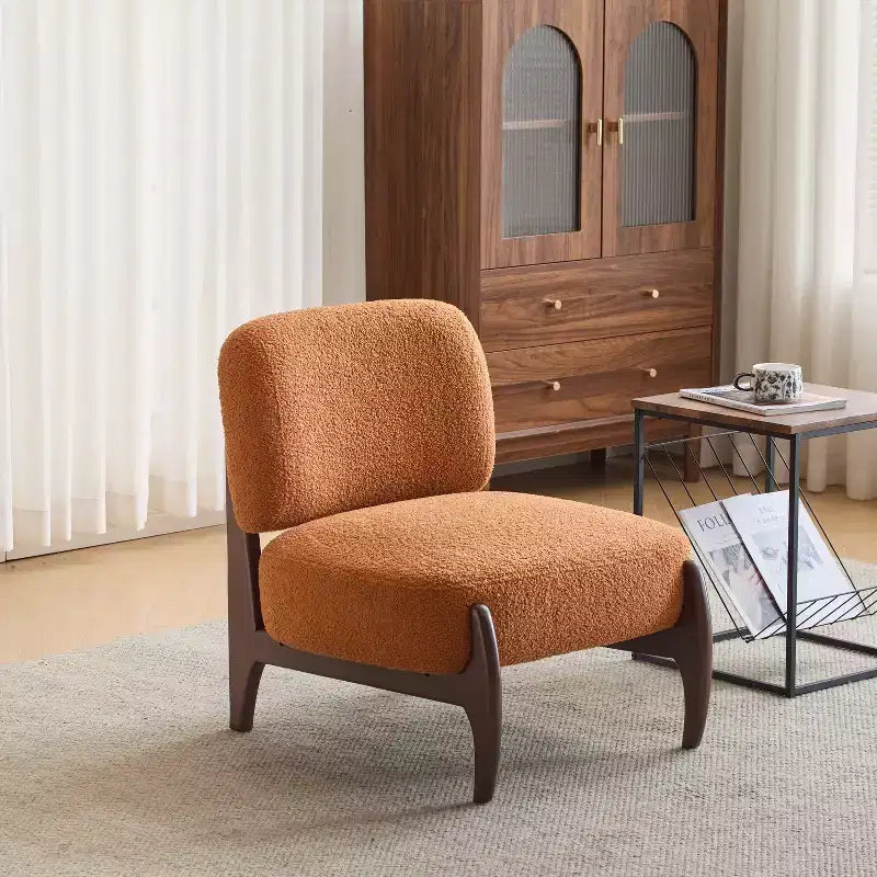 Poltrona d'accento rivestita in Bouclé – Struttura in legno di caucciù, design moderno e minimalista