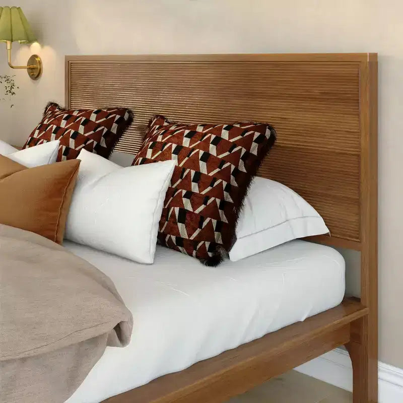 Letto matrimoniale con testiera a rullo – Pino massiccio e legno di gomma, Moderno di metà secolo
