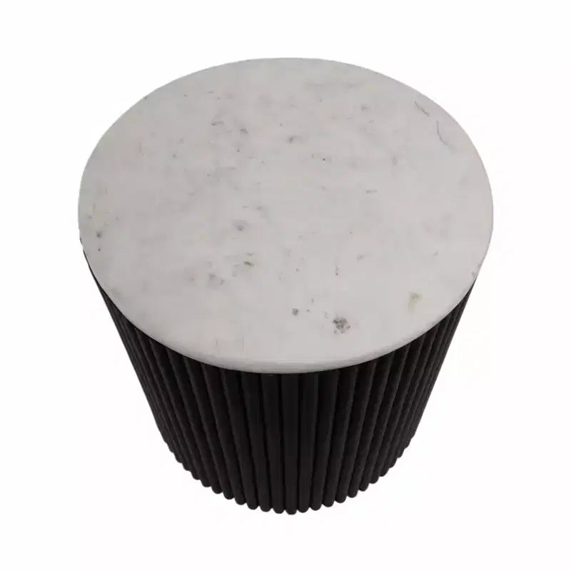 Tavolino con Base Svasata Nera e Piano in Marmo Bianco - Elemento d'Arredo Moderno per Piccoli Spazi e Decorazione Domestica