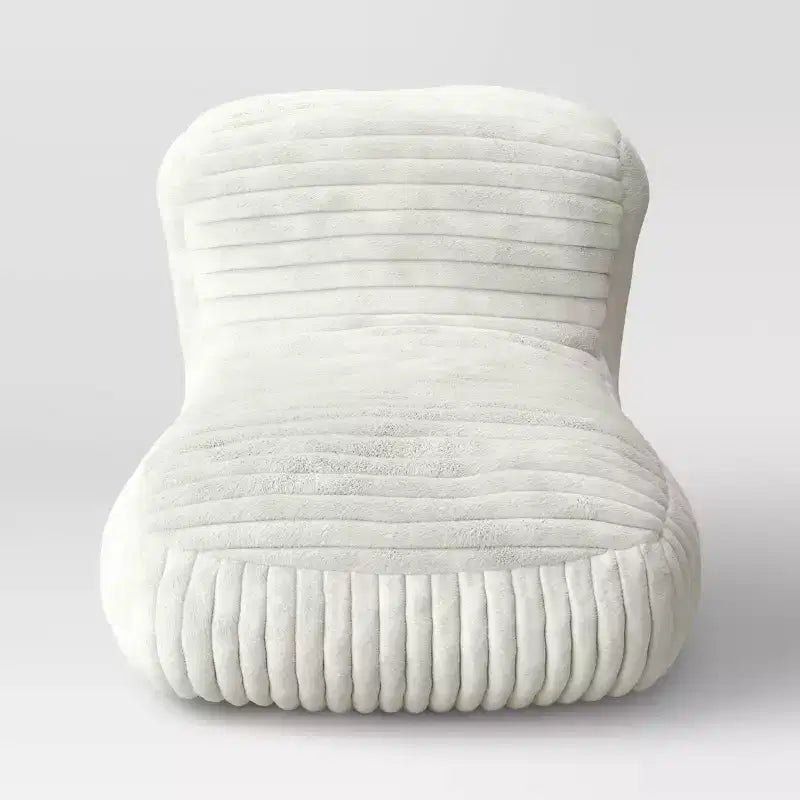 Moderna poltrona imbottita in ferro con gambe in metallo color peltro forgiato