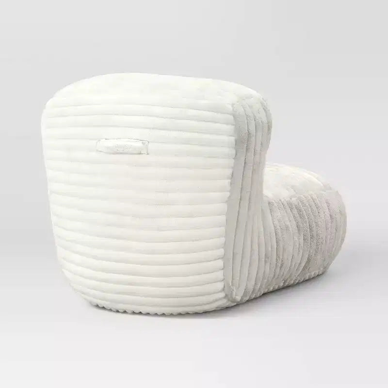 Moderna poltrona imbottita in ferro con gambe in metallo color peltro forgiato